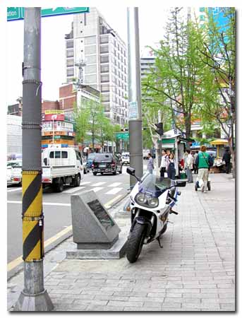 엉뚱한 위치에 서있는 ‘충무공 이순신 생가터’ 표지석. 사람이 많이 지나다니는 길 위에 세워두고 싶었을 것이라고 이해해보려 해도 정확한 위치를 지적해주지 않아 사람들로 하여금 오해하게끔 한다. 